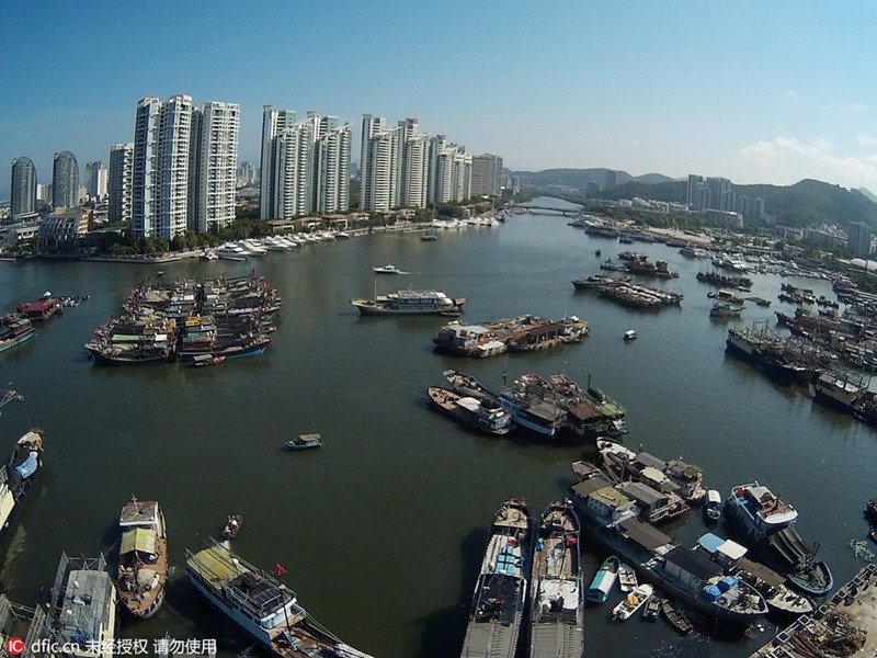 Umzug der Fischerboote in Sanya 