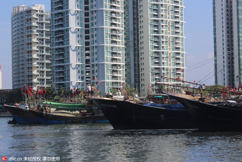 Umzug der Fischerboote in Sanya 