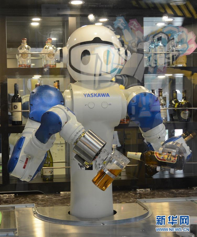 Roboter kellnern auf dem Internationalen Bierfest Qingdao