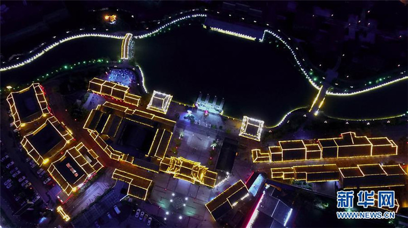 Farbenfroher Nachtmarkt in Kaifeng