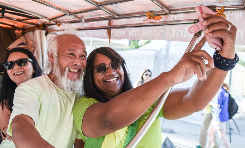 Chinesischer Bauer f?hrt mit dem Dreirad nach Rio