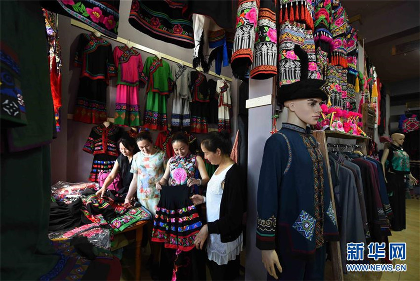 Stickerei-Meisterin in der Provinz Yunnan