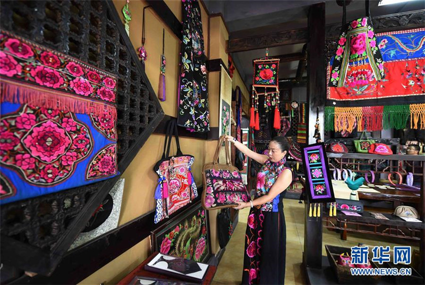 Stickerei-Meisterin in der Provinz Yunnan