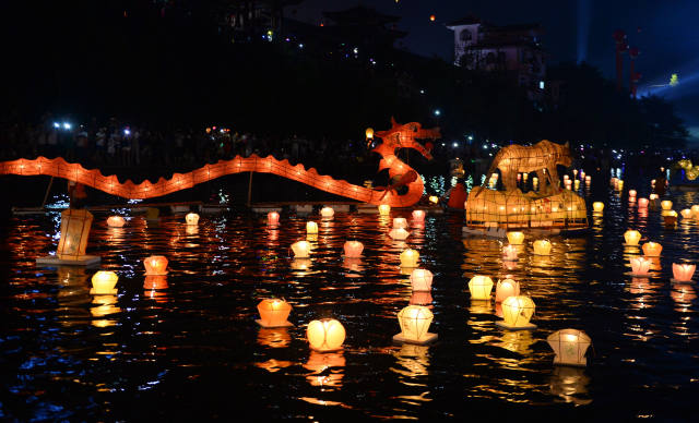 Zehntausend Flusslaternen in Guangxi