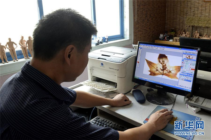 Filigrane Baumblatt-Schnitzereien