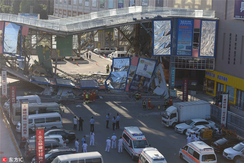 Fu?g?ngerbrücke in Beijing zusammengebrochen