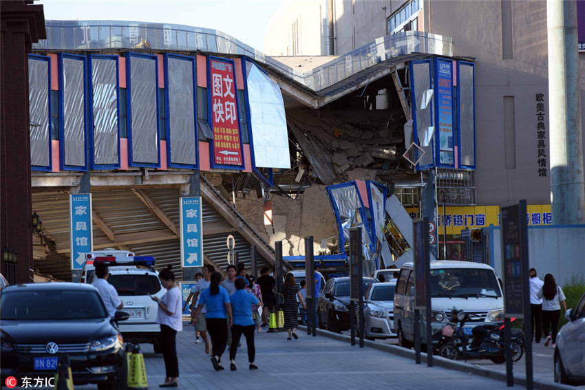 Fu?g?ngerbrücke in Beijing zusammengebrochen