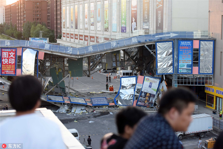Fu?g?ngerbrücke in Beijing zusammengebrochen