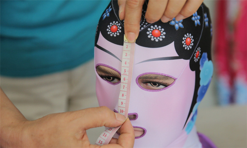 Auff?lliger Facekini erzeugt Modewelle in Qingdao