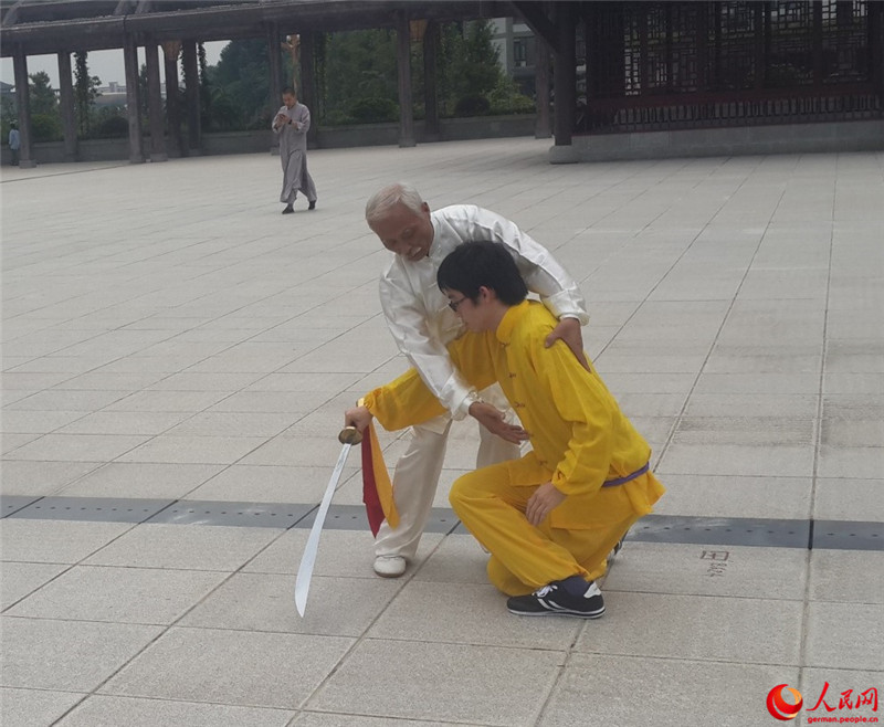 Ausl?ndische Journalisten zu Gast in Emei