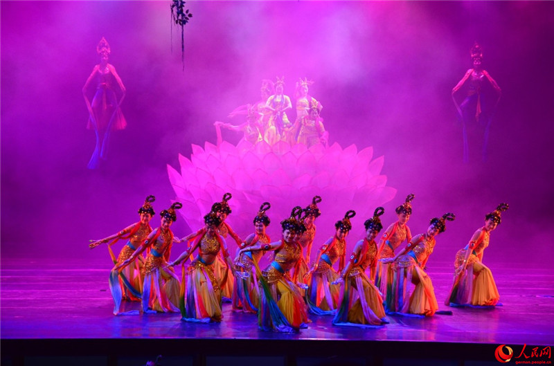 Ausl?ndische Journalisten zu Gast in Emei