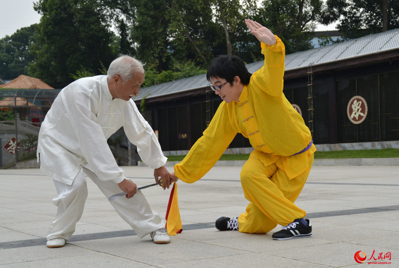 Besuch des Gro?en Buddha und Erlebnis des Emei-Schwertstils
