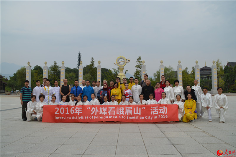 Besuch des Gro?en Buddha und Erlebnis des Emei-Schwertstils