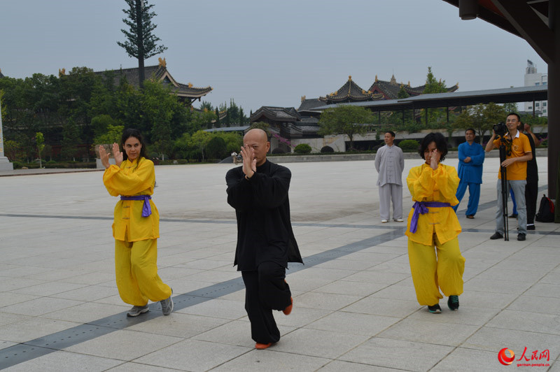 Besuch des Gro?en Buddha und Erlebnis des Emei-Schwertstils