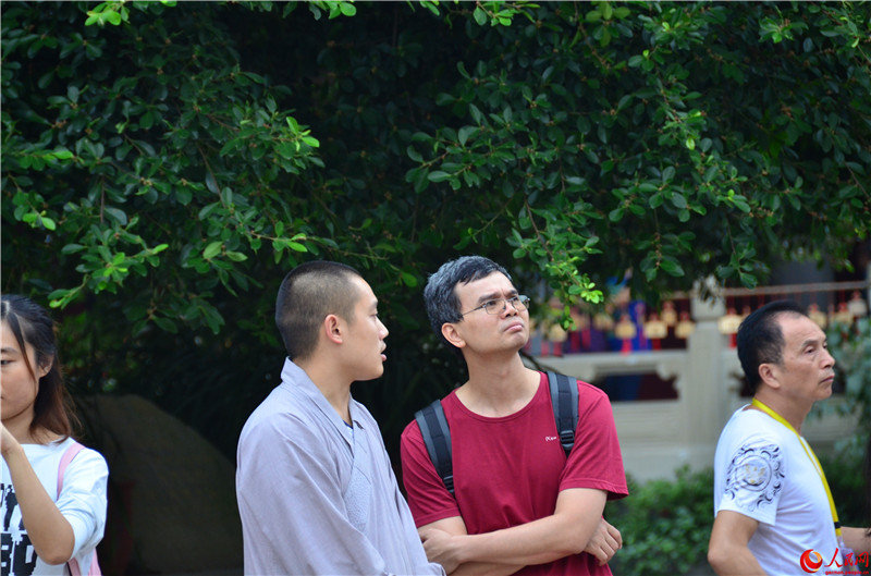 Besuch des Gro?en Buddha und Erlebnis des Emei-Schwertstils