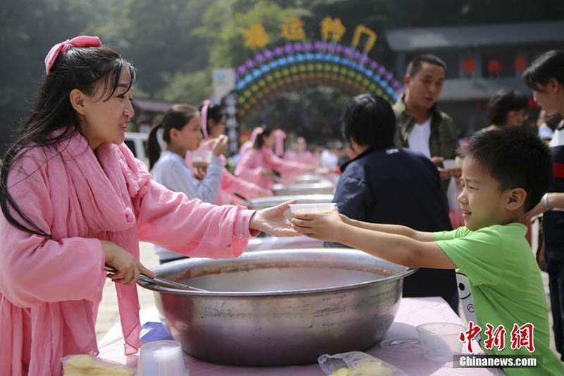 Rosa Nonnen steigen vom Berg herab und verteilen Glücksbrei