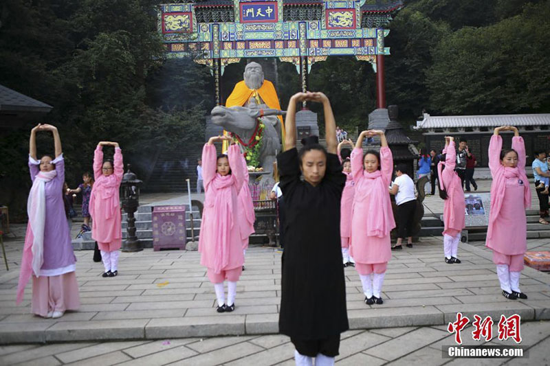 Rosa Nonnen steigen vom Berg herab und verteilen Glücksbrei