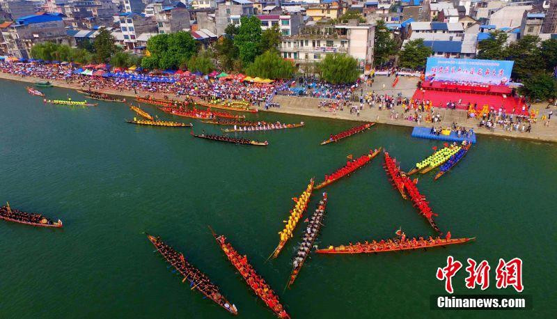 Traditionelles Drachenbootrennen in Guangxi