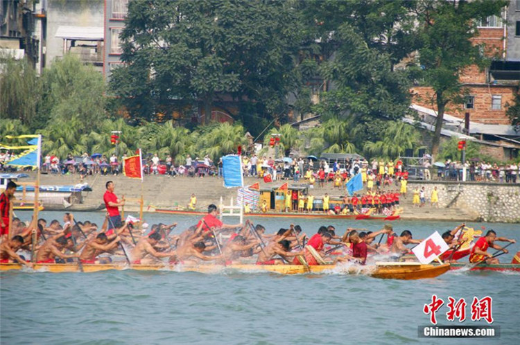 Traditionelles Drachenbootrennen in Guangxi