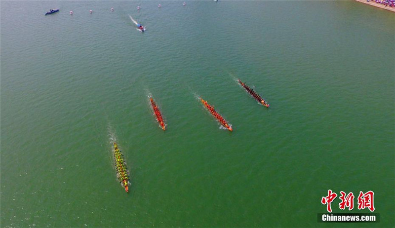 Traditionelles Drachenbootrennen in Guangxi