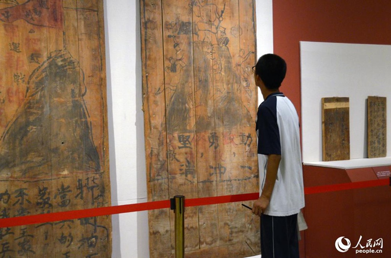 Ausstellung von Kulturgegenst?nden des ?Langen Marschs“ er?ffnet 