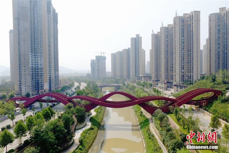 Vom anderen Ufer: Fu?g?ngerbrücke in Changsha ist richtig sexy