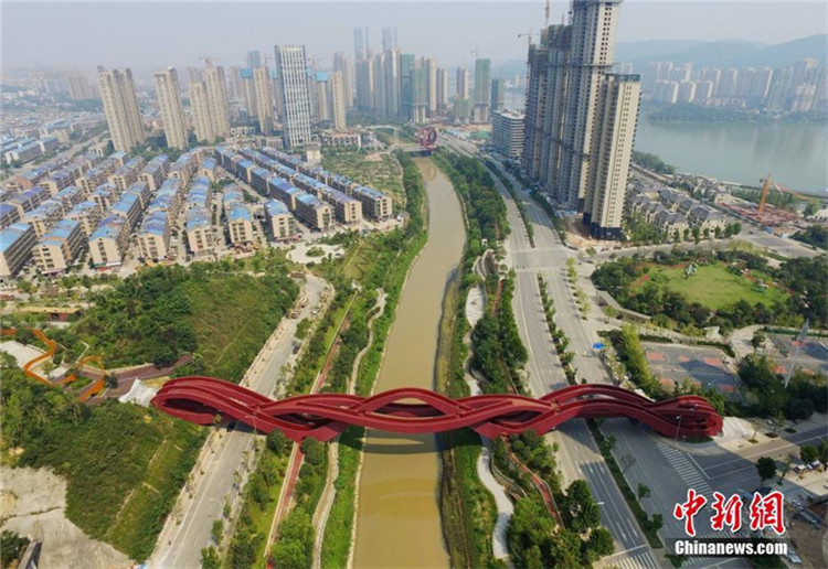 Vom anderen Ufer: Fu?g?ngerbrücke in Changsha ist richtig sexy