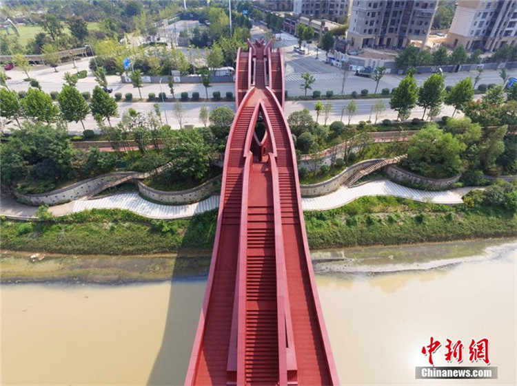 Vom anderen Ufer: Fu?g?ngerbrücke in Changsha ist richtig sexy