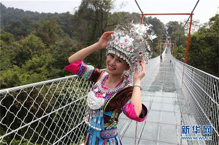 Kein Glas zu viel – H?ngebrücke in Guangxi