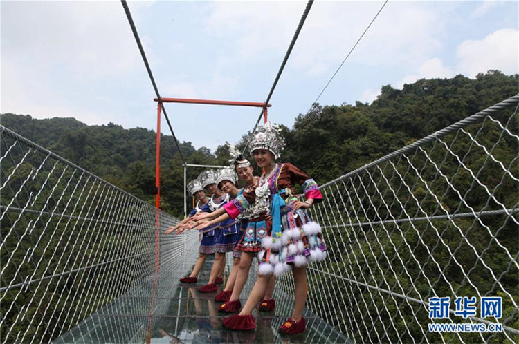 Kein Glas zu viel – H?ngebrücke in Guangxi