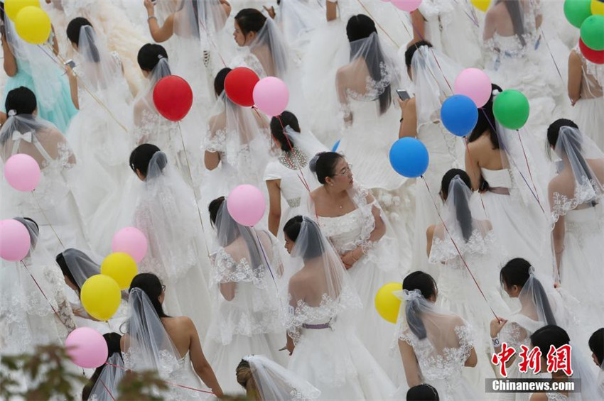 Neuer Guinness-Rekord: 908 Br?ute lassen Ballons steigen