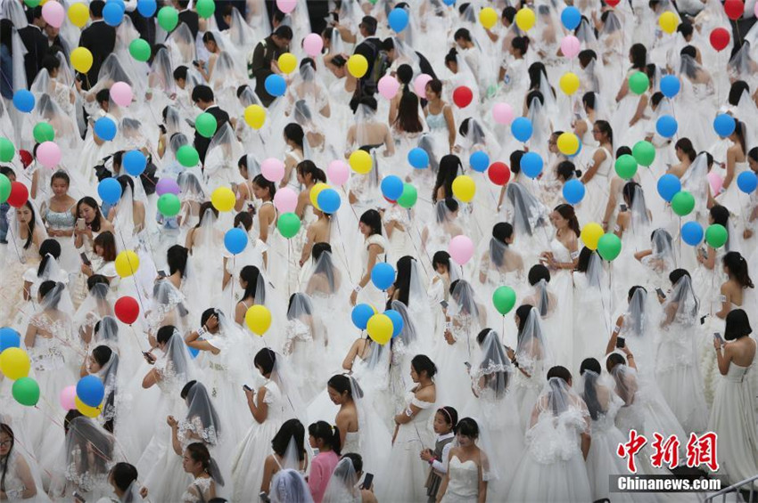 Neuer Guinness-Rekord: 908 Br?ute lassen Ballons steigen