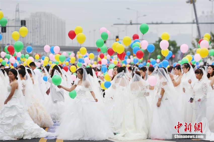 Neuer Guinness-Rekord: 908 Br?ute lassen Ballons steigen