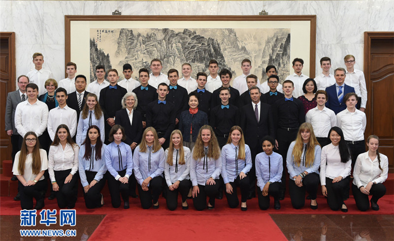 First Lady Peng Liyuan empf?ngt Schüler und Lehrer aus Deutschland