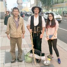 Ein Fremder tippelt durch China (1/4)Daniel Sattler ist fremder freireisender Tischlergeselle und 2014 ausgezogen, um drei Jahre und einen Tag auf Wanderschaft zu gehen. Im zweiten Jahr seiner Walz hat es ihn nach China verschlagen.