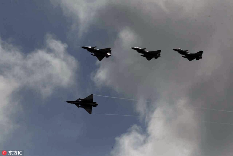 Kunstflugstaffel ?Erster August“ in Zhuhai eingetroffen