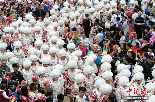 Riesiger Silberhut auf dem Lusheng-Volksfest der Miao in Guizhou