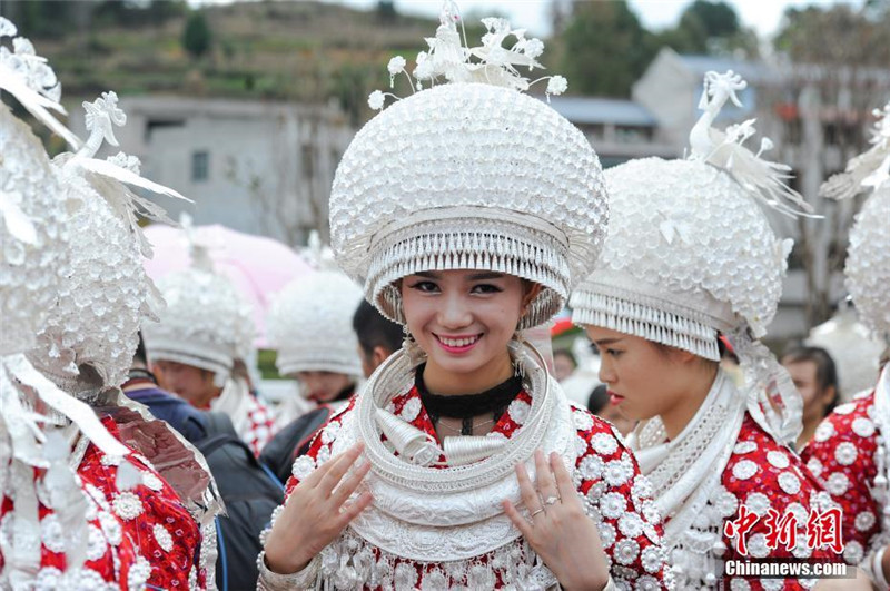 Riesiger Silberhut auf dem Lusheng-Volksfest der Miao in Guizhou