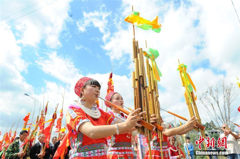 Riesiger Silberhut auf dem Lusheng-Volksfest der Miao in Guizhou