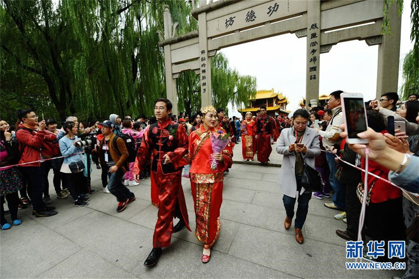 Romantische Hochzeit von 100 Paaren am Westsee
