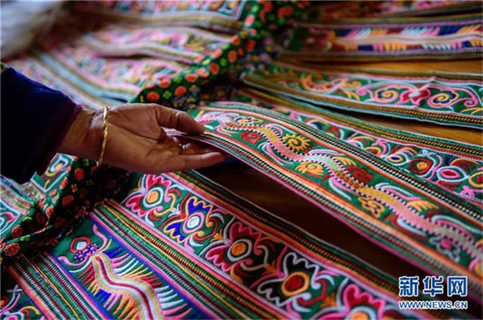 Hundertv?gelkleid: Festtagstracht des Miao-Volks