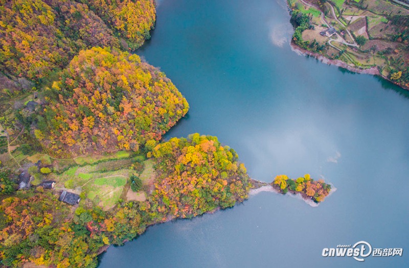 Farbiger Herbst in der Feidu-Schlucht