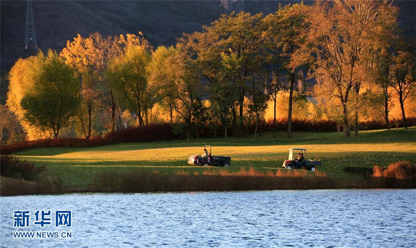 Malerische Herbstlandschaft am Yanqi-See