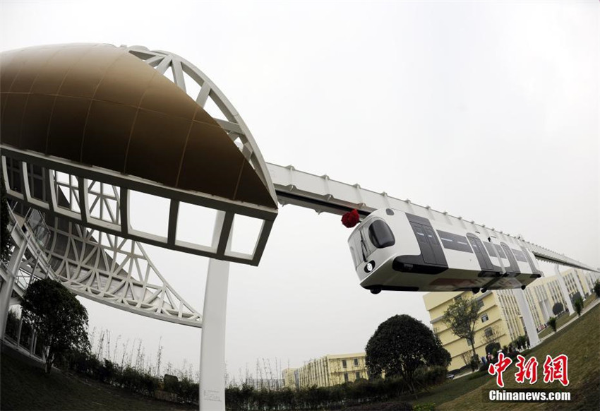 Weltweit erste umweltfreundliche H?ngebahn in Chengdu getestet