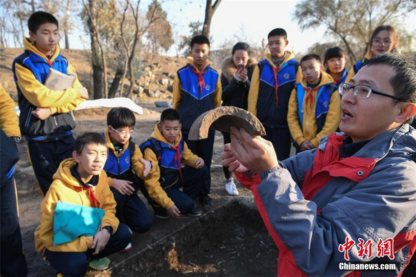 Mittelschüler lernen im alten Sommerpalast Arch?ologie
