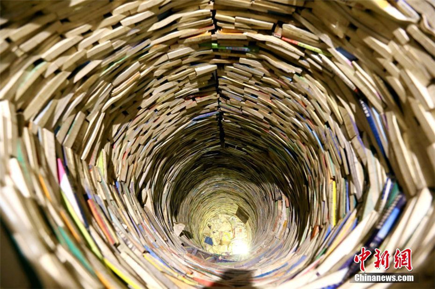 Bücher-Brunnen in einem Café Xi′ans