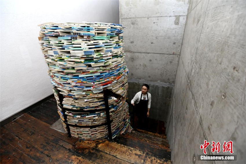 Bücher-Brunnen in einem Café Xi′ans