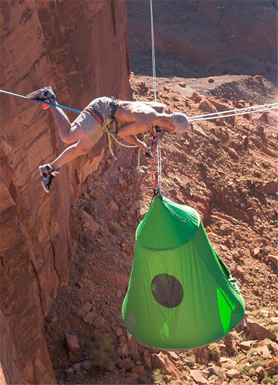 Bodenlose Frechheit: Zelten im Abgrund