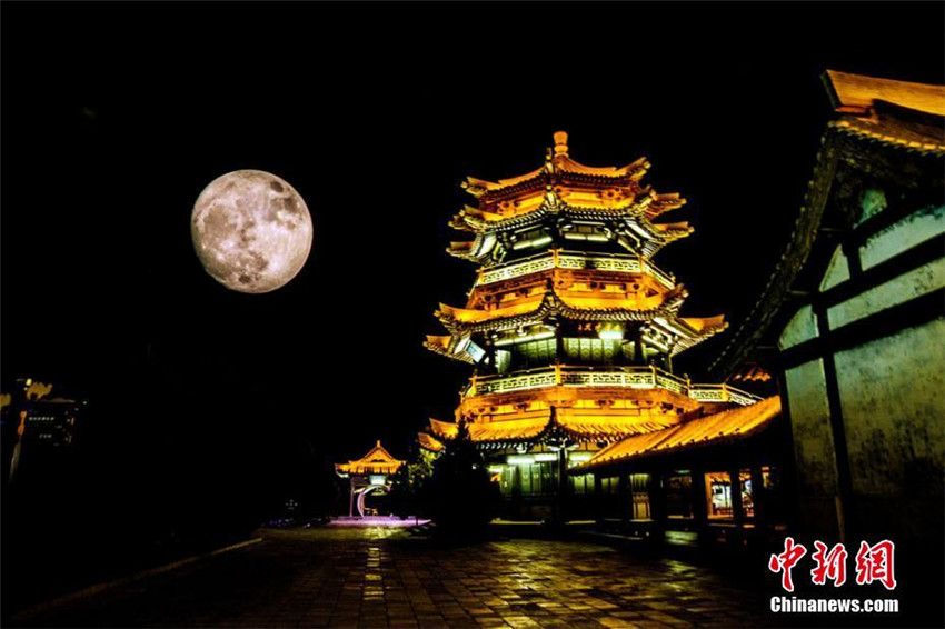 Heller Mond auf dem Yanming-Berg