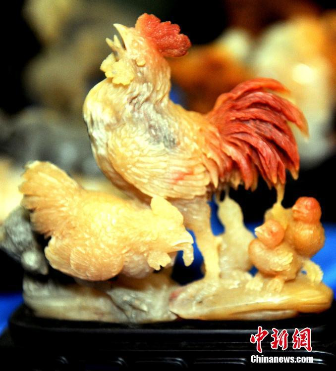 88-j?hriger pr?sentiert Steinskulpturen der zw?lf Tierkreiszeichen